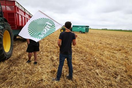 Un agriculteur avec le drapeau de la FNSEA, à Fontenay le Pesnel (Calvados), le 19 juillet. 