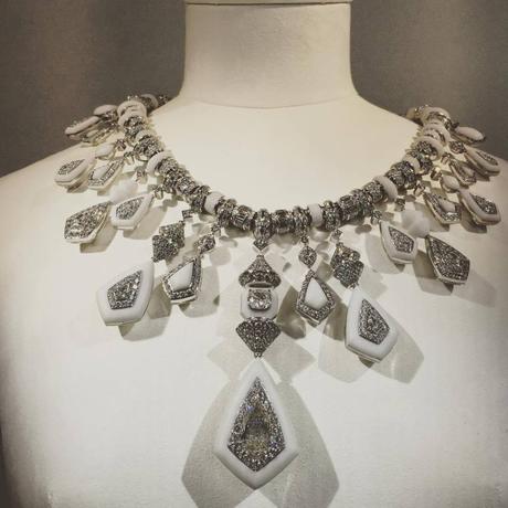 le collier Jodhpur est une remarquable pièce réversible comme le montrent les photos. Or blanc 750 ‰, diamants dont centre de 6,01 cts, saphirs, cristal de roche, marbre de Makrana.