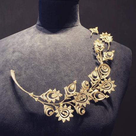 Boucheron : Parure ( collier et deux broches ) Mendhi ; or blanc et diamants; preview collection haute joaillerie Bleu de Jodhpur