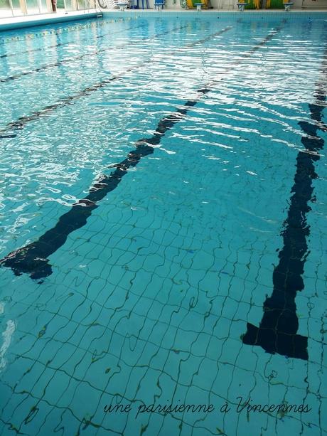 S'occuper par temps moyen piscine