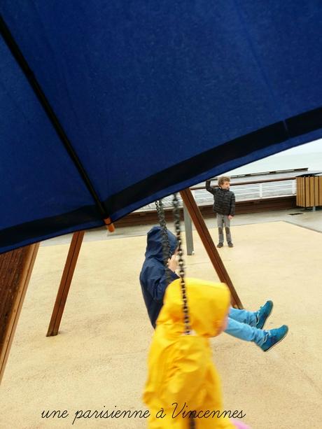 S'occuper par temps moyen balancoire-sous-la-pluie