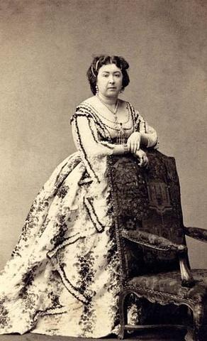 Peinture. Photographie. Modèles, muses, emprunts... Apollonie Sabatier en 1865, photo de Pierre Petit.. Elle a 43 ans. Elle n'est plus la Femme piquée par un serpent dont Baudelaire s'était éperdument épris.