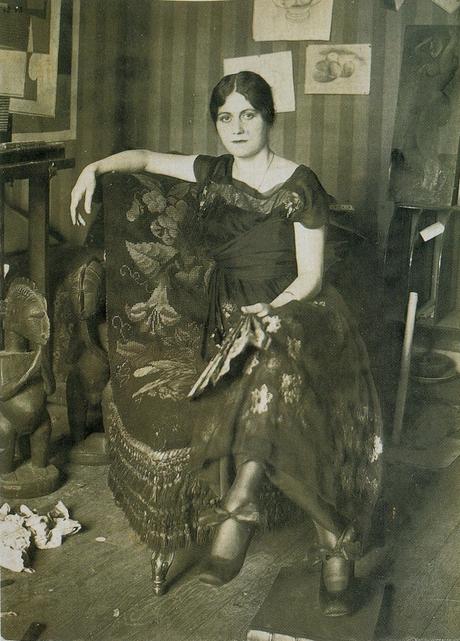 Peinture. Photographie. Modèles, muses, emprunts... Pablo Picasso (et Emile Delétang), Portrait d'Loga, début 1918 - Pablo Picasso, Portrait d'Olga dans un fauteuil, 1918