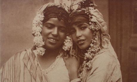 Peinture. Photographie. Modèles, muses, emprunts... Phototypie Lehnert, (femme de droite), carte postale vers 1910- Etienne Dinet, Femme de Bou-Saada