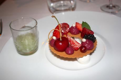 Tartelette aux fruits rouges, granité mojito © P.Faus