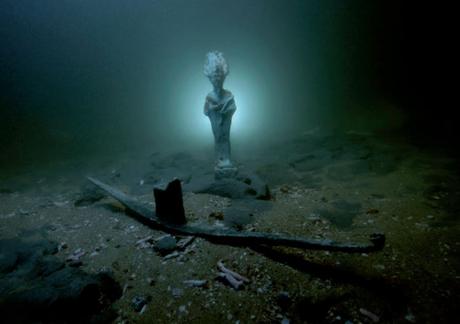Statuette d'Osiris en bronze et barque votive en plomb posées sur les fonds sous-marins de la baie d'Aboukir. Thônis-Héracléion, Egypte VIè - IIè siècles av. J.-C. / Photo : Christoph Gerigk © Franck Goddio/Hilti Foundation