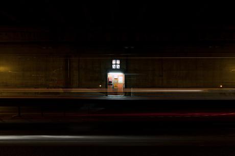 Luminous checkpoint - photo de nuit urbaine