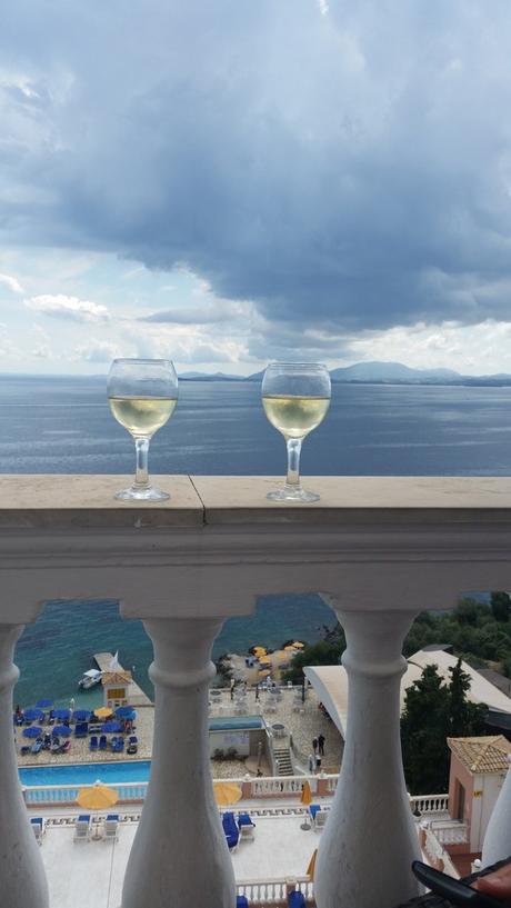 La France ici ou là-bas, quand on est en vacances.... Ah! le petit vin blanc Grecque....et ses hirondelles qui tournoient dans le ciel