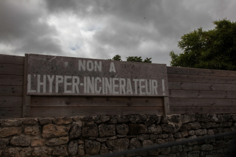 Pancarte en face de la maison du maire d’Echillais © Pierre Gautheron/The Dissident