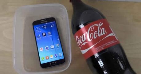 Il plonge un Galaxy S6 dans du Coca-Cola. Ce qui est arrive était effrayant! Il plonge un Galaxy S6 dans du Coca-Cola. Ce qui est arrive était effrayant!