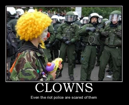 Tant que ça marche, Jean du Voyage remet ça clowns and riot police
