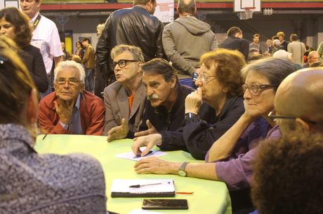 La soirée a commencé autour d'une vingtaine de tables rondes chargées de débattre du programme et de la méthode. La soirée a commencé autour d'une vingtaine de tables rondes chargées de débattre du programme et de la méthode.