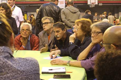 La soirée a commencé autour d'une vingtaine de tables rondes chargées de débattre du programme et de la méthode.