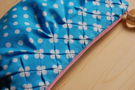 Un joli détail : des smocks sur tissu à pois Un joli détail : des smocks sur tissu à pois