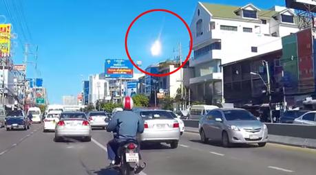 Explosion d’une météorite dans le ciel de Thaïlande météorite au-dessus de Bangkok