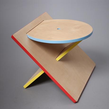 Projet étudiant : Bauhaus Stool tabouret carré rond triangle par Catherine Lee Projet étudiant : Bauhaus Stool tabouret carré rond triangle par Catherine Lee