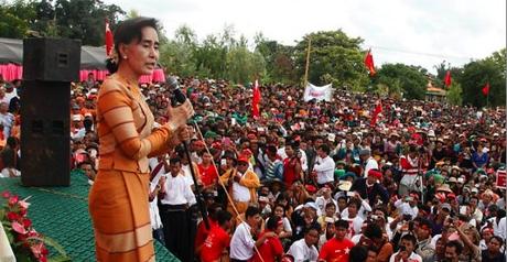 APPEL A VIGILANCE ET MOBILISATION: Aung San Suu Kyi annonce que la Birmanie est à un tournant décisif.