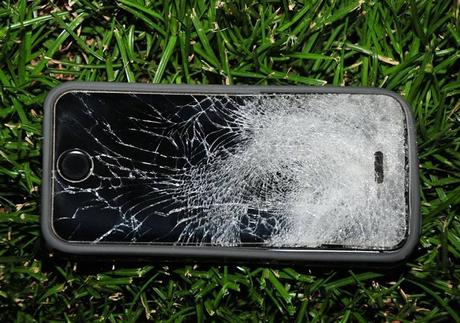 Insolite : un étudiant se fait tirer dessus, son iPhone le sauve ! iphone-casse