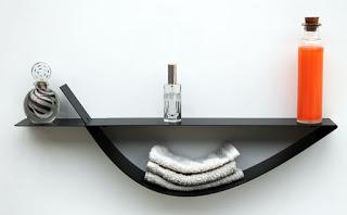 Les étagères murales d'Objectal Design se déclinent en noir et blanc. Les étagères murales d'Objectal Design se déclinent en noir et blanc.