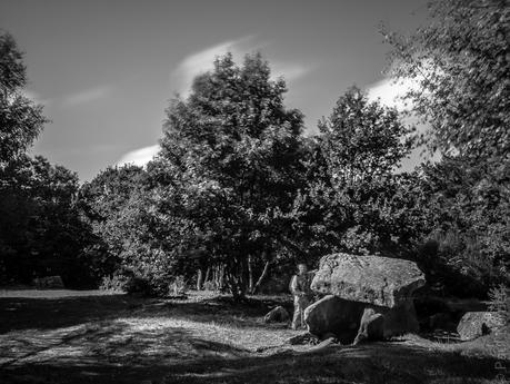 dolmen, menhir et... un korrigan ? non, trop grand, c'est LE fantôme (5 photos)