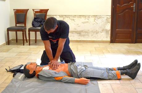 De l’utilité d’un défribillateur Massage cardiaque sur mannequin