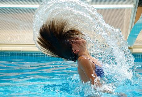 Je me suis jetée à l’eau et je suis fière de moi . . . ! swimming-pool-830505_640