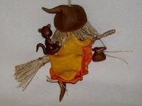 Sorcière avec son p'tit chat à suspendre en porcelaine froide Sorcière avec son p'tit chat à suspendre en porcelaine froide