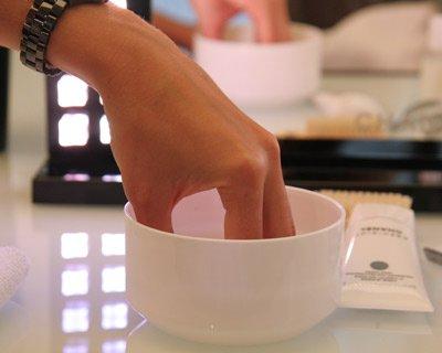 Quels vernis à ongles choisir ? 1035570-tremper-ses-ongles-dans-de-l-eau-savonneuse