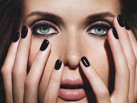 Quels vernis à ongles choisir ? le-vernis-noir-est-plus-difficile-a-porter