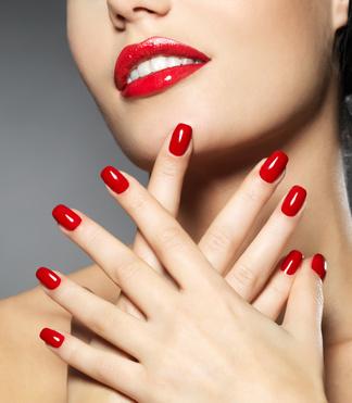 Quels vernis à ongles choisir ? woman with fashion red nails and sensual lips