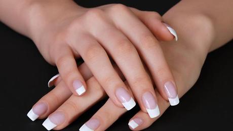 Quels vernis à ongles choisir ? 17817.comment-realiser-une-french-manucure-chez-soi.w_1280.h_720.m_zoom.c_middle.ts_1339152170.