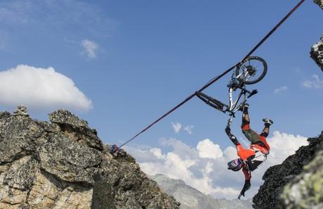 Kenny Belaey fait du slackline en VTT à 2700m d’altitude ! Kenny Belaey fait du slackline en VTT à 2700m d’altitude !