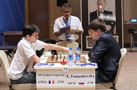 Le joueur d'échecs français Maxime Vachier-Lagrave a utilisé une belle ressource tactique pour mettre KO le Russe Tomashevsky, surnommé le professeur avec son air sévère et ses petites lunettes © Site officiel Le joueur d'échecs français Maxime Vachier-Lagrave a utilisé une belle ressource tactique pour mettre KO le Russe Tomashevsky, surnommé le professeur avec son air sévère et ses petites lunettes © Site officiel