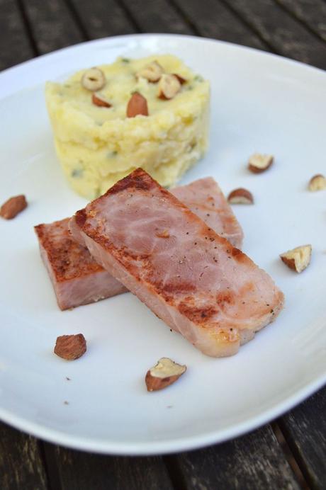 Jambon grillé à la plancha, purée aux herbes et noisettes grillées