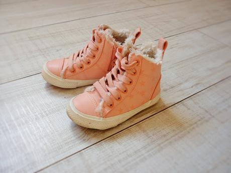 Look mode enfant Primark converse fourrées roses pâles Look mode enfant Primark converse fourrées roses pâles