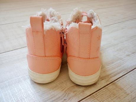 Look mode enfant Primark converse fourrées roses pâles Look mode enfant Primark converse fourrées roses pâles