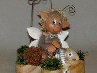 Porte-photo avec p'tite elfe et hérisson en porcelaine froide Porte-photo avec p'tite elfe et hérisson en porcelaine froide