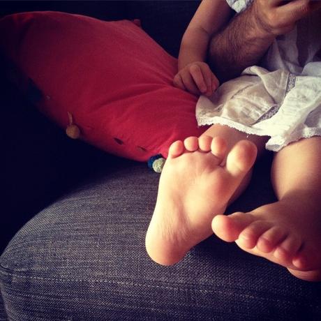 Coloradore #lundisadeuxdaliceetzaza Une touche de rouge dans mon salon - coussin vieillot et petits petons (c) D'une île à Paris