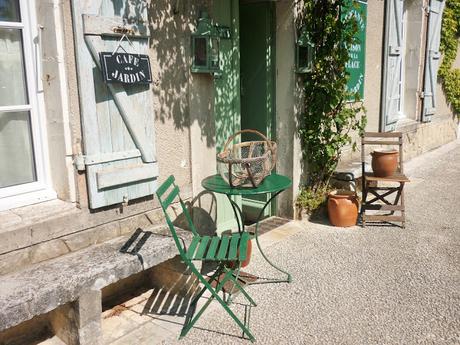 La maison sur la place, chambre d'hôtes, café, brocante à Marennes d'Oléron France La maison sur la place, chambre d'hôtes, café, brocante à Marennes d'Oléron France