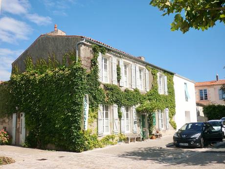 La maison sur la place, chambre d'hôtes, café, brocante à Marennes d'Oléron France La maison sur la place, chambre d'hôtes, café, brocante à Marennes d'Oléron France