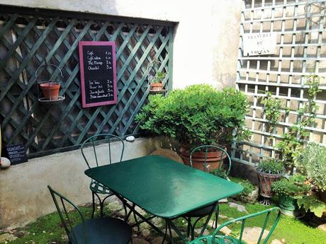 La maison sur la place, chambre d'hôtes, café, brocante à Marennes d'Oléron France La maison sur la place, chambre d'hôtes, café, brocante à Marennes d'Oléron France