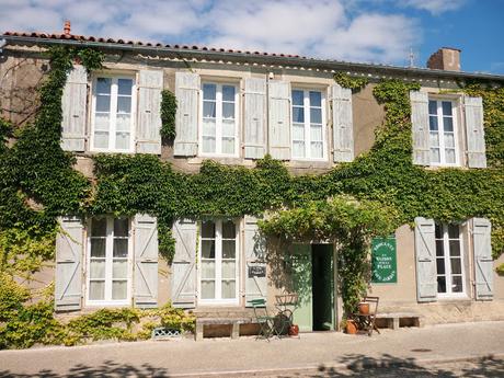 La maison sur la place, chambre d'hôtes, café, brocante à Marennes d'Oléron France La maison sur la place, chambre d'hôtes, café, brocante à Marennes d'Oléron France