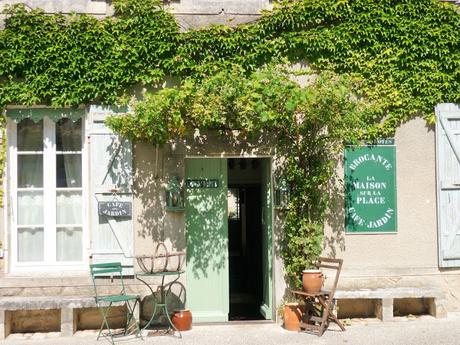 La maison sur la place, chambre d'hôtes, café, brocante à Marennes d'Oléron France La maison sur la place, chambre d'hôtes, café, brocante à Marennes d'Oléron France