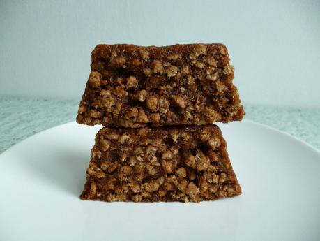 gâteau cru pomme pruneau aux céréales de son de blé et au psyllium (diététique, sans oeuf ni beurre ni cuisson, riche en fibres) P1240997