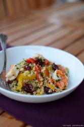 Salade de boulghour, fruits secs, crevettes et poivrons doux