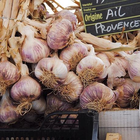 Bio, bon ou local : mes réflexions sur le bien manger #mercredisgourmands Ail de Provence, un marché dans le Luberon (c) D'une île à Paris