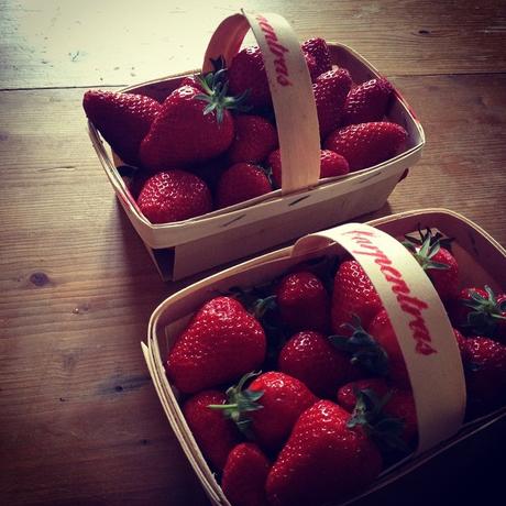 Bio, bon ou local : mes réflexions sur le bien manger #mercredisgourmands Fraises françaises mais pas bio offertes par Dia (c) D'une île à Paris