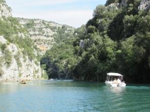Bateau électrique dans les Basses Gorges du Verdon Bateau électrique dans les Basses Gorges du Verdon