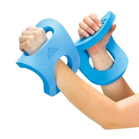 L’aqua punching, le body combat en mode aquatique Gants utilisés lors d'une séance d'aqua punching