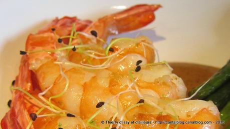 Brochette de gambas et topinambours à la citronnelle sur réduction de crustacés crémée à la vanille de Tahiti IMG_0064